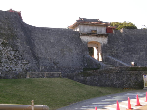 Imposante Außenmauer der Burg Shuri