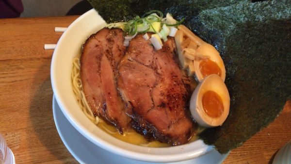 Ramen mit typischen Beilagen: Chashu-Fleisch, Nori (Algenpapier), Eier und Lauchzwiebeln
