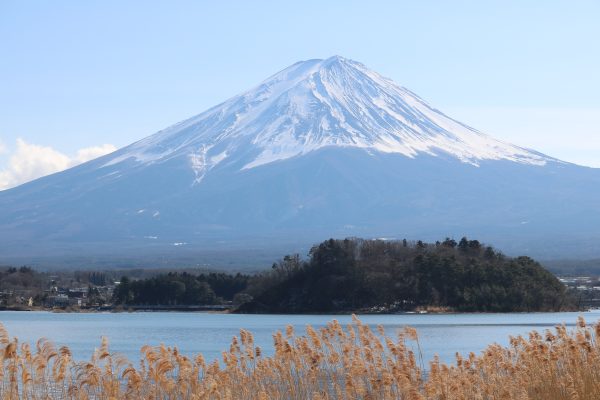 Blick von den 5 Seen bei Fuji-Yoshida auf den Gipfel (Februar)
