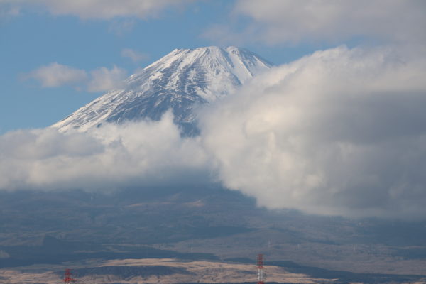 Der Gipfel, von Gotemba aus gesehen. Gut zu erkennen: Die Wanderrouten