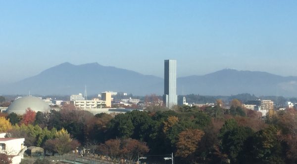 Tsukuba-san (links), von der gleichnamigen Stadt aus gesehen