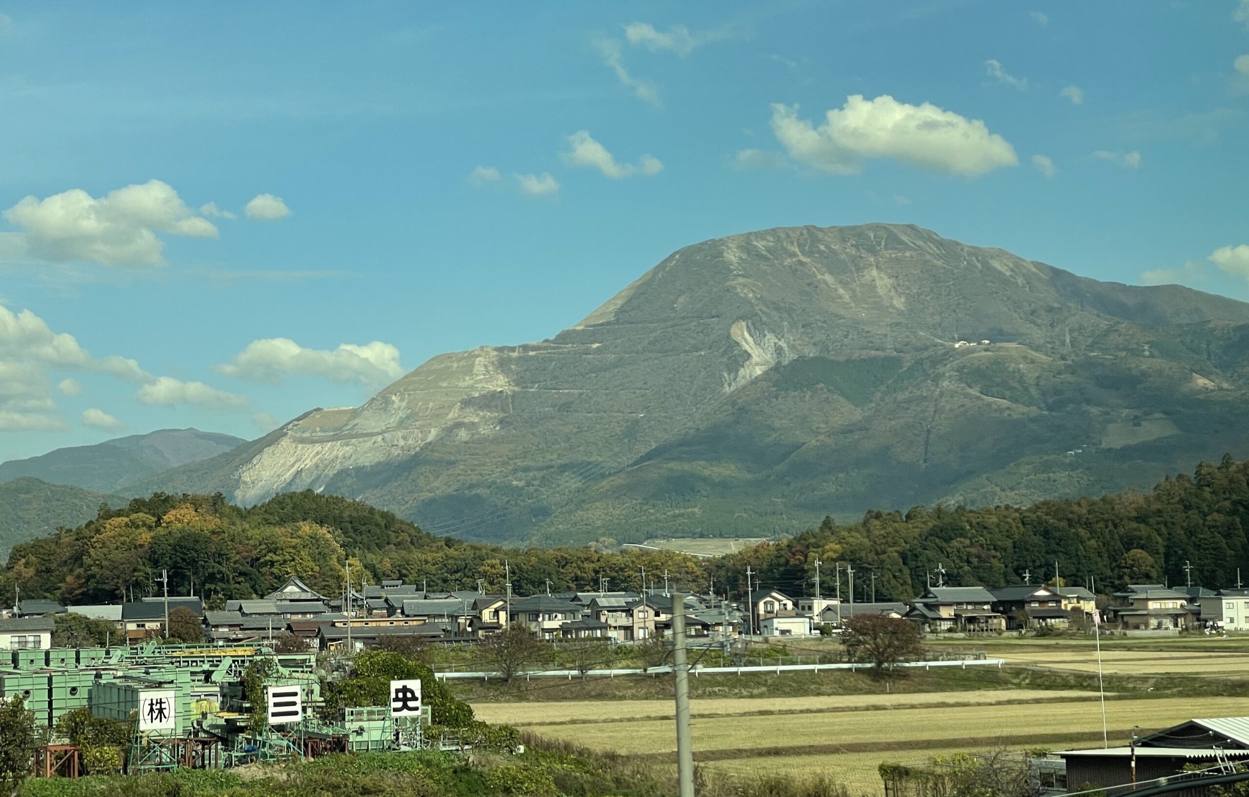 Fällt bei der Fahrt mit dem Shinkansen von Nagoya nach Kyoto deutlich ins Auge: Der Ibukiyama