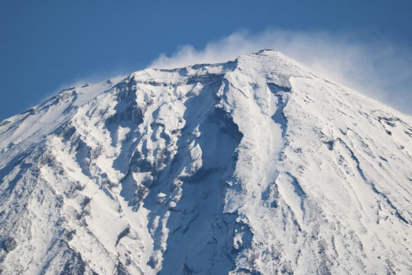Gipfel des Fuji-san, vom Westen aus gesehen. Gut sichtbar am rechten Rand: Die alte Wetterstation