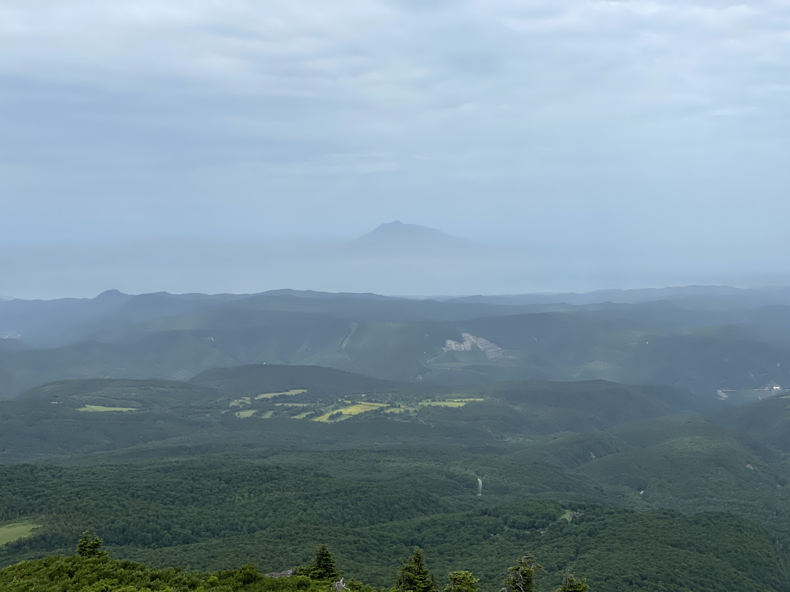 Der 1'625 m hohe Iwaki-san, vom Hakkoda-san aus gesehen