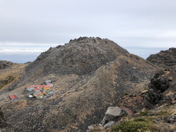 Schrein und Berghütte unterhalb des Hauptgipfels