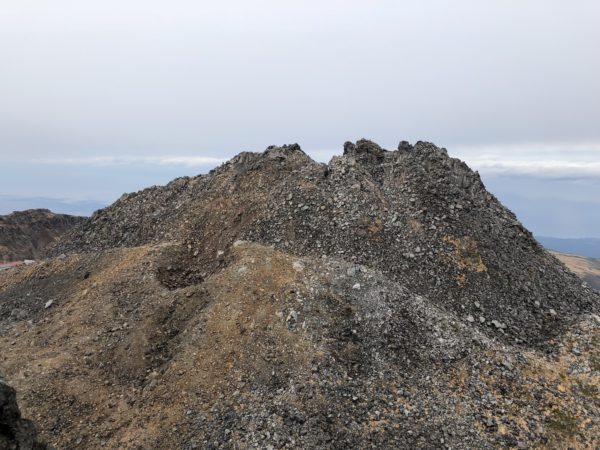 Blick vom Gipfel des Shichikōsan auf den Shinsan, den Hauptgipfel