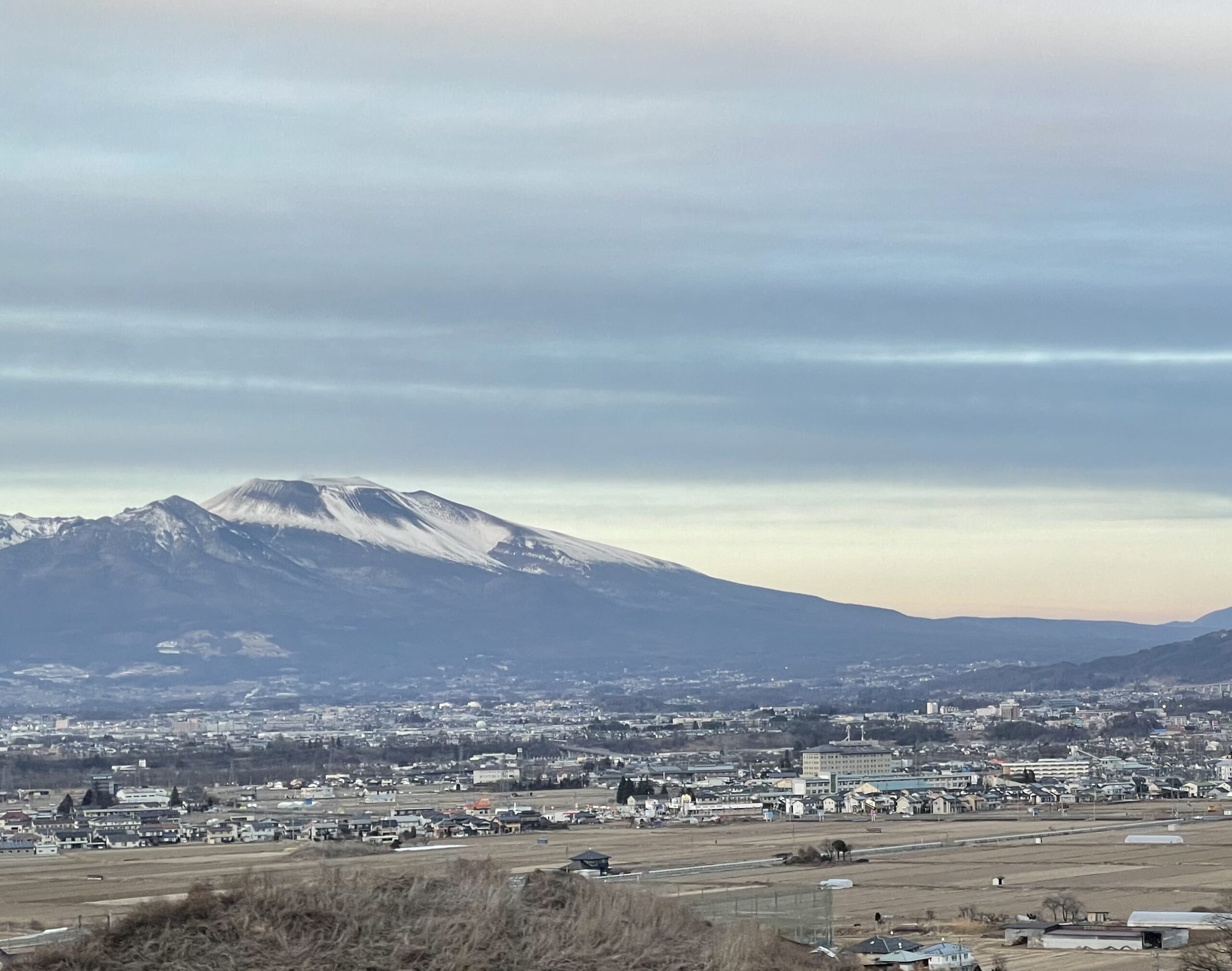 Und der Blick von Süden Richtung Asamayama - vor dem Gipfel: der Kurort Karuizawa