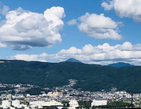 Der Tateshinayama (Bildmitte, Hintergrund) vom Suwa-See aus gesehen