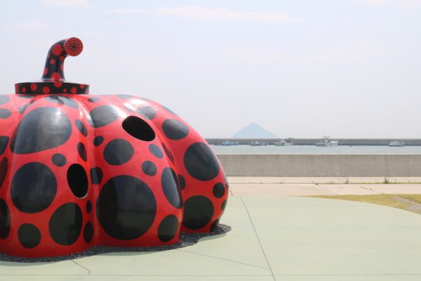 Einer der beiden Kusama-Kürbisse auf Naoshima