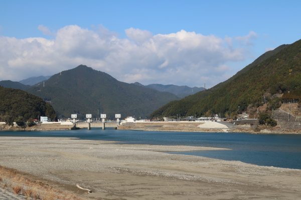 Der Kumano-Fluss bei Shingu. Am anderen Ufer beginnt die Präfektur Mie.