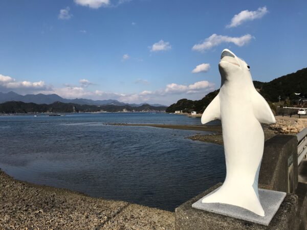 Delfinstatue am Ortseingang von Taiji