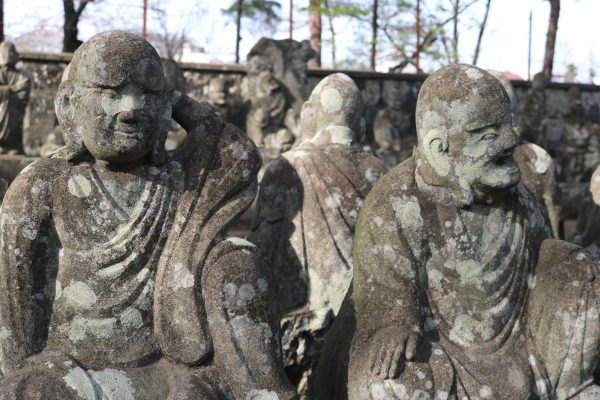 Detailansicht der 500-Rakan-Statuen