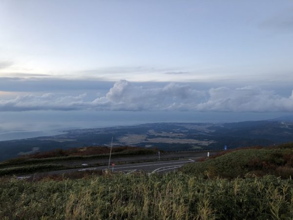 Blick von halber Höhe auf das Japanische Meer und die Stadt Nikaho
