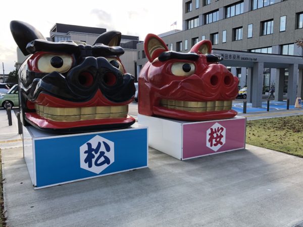 Ōjishi-Figuren vor dem Rathaus von Sakata