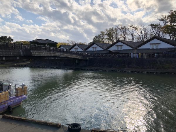 Brücke über den Niida-Fluss zum historischen Kern der Stadt