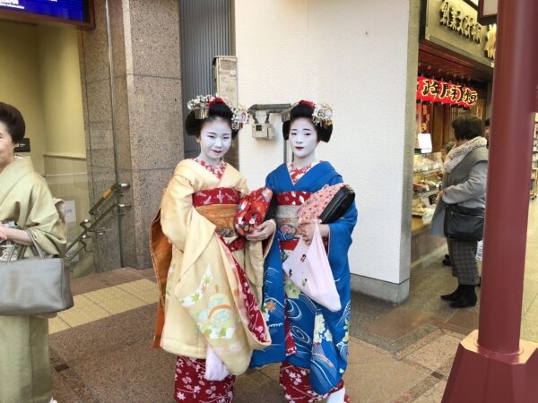 Maiko in Gion