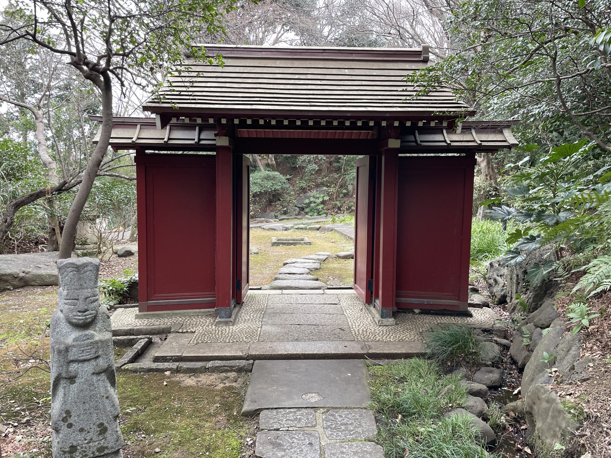 Das 'rote Tor' im Park des Gotoh-Museums