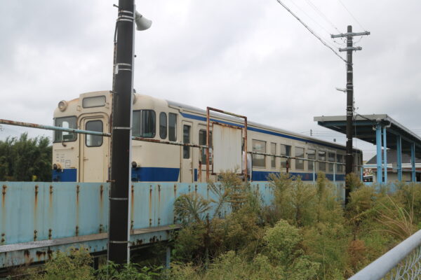 Dieser Zug verbindet Shibushi mit dem Rest der Welt - und bei starkem Regen fährt er nicht.