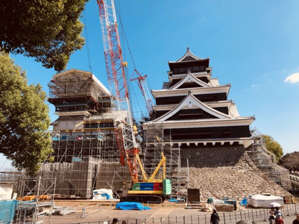 Wiederaufbau der Burg von Kumamoto: Hier ist schweres Gerät im Einsatz