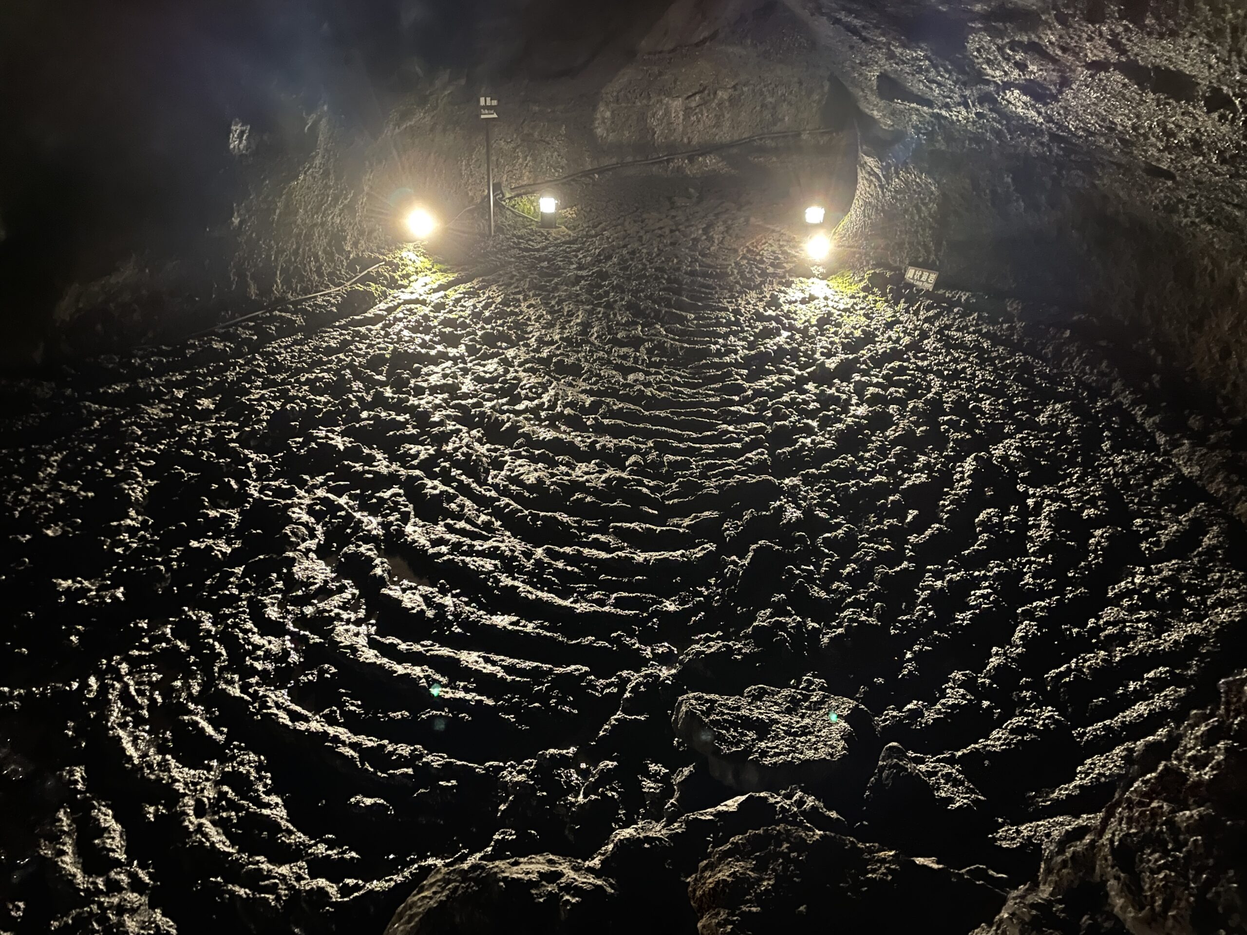 In der Fledermaushöhle ist es sehr eng und die Lavaformationen sind bestens erhalten