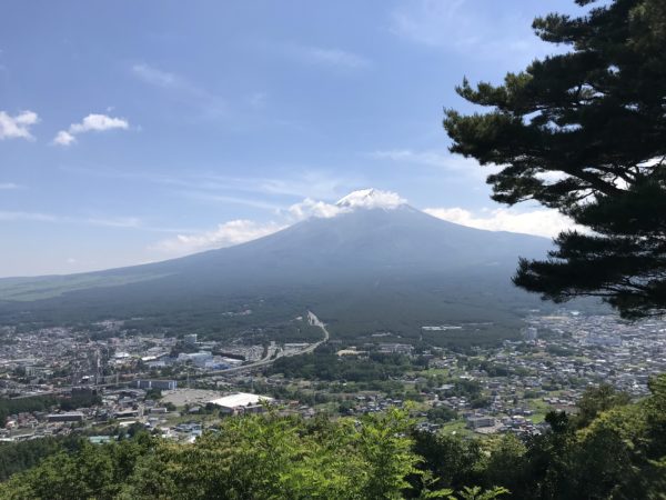 Blick vom Kachikachiyama auf den Fuji-san auf Fuji-Yoshida und den Fuji-san selbst
