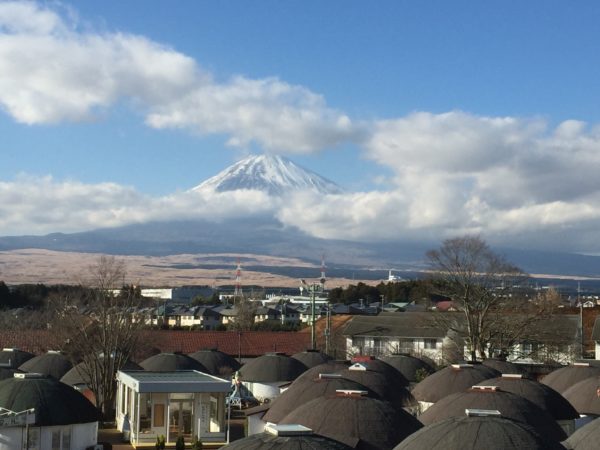 Blick von Gotemba Richtung Fuji. Gut erkennbar: Der Truppenübungsplatz in der linken Bildmitte (die gelbe Fläche)