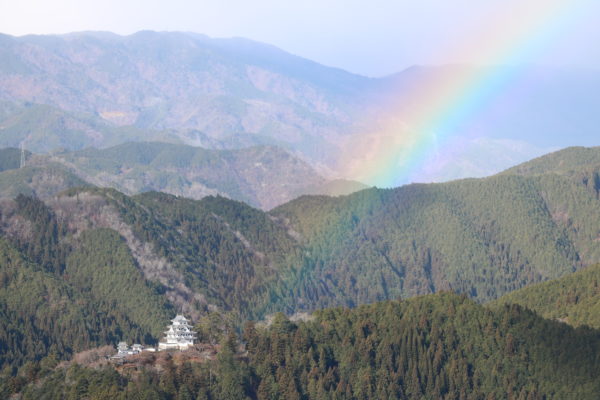 Burg Gujo-Hachiman nebst Regenbogen