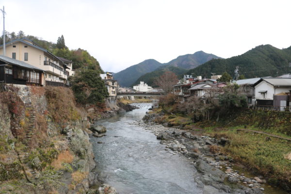 Der Yoshida-Fluss im Stadtzentrum von Hachiman
