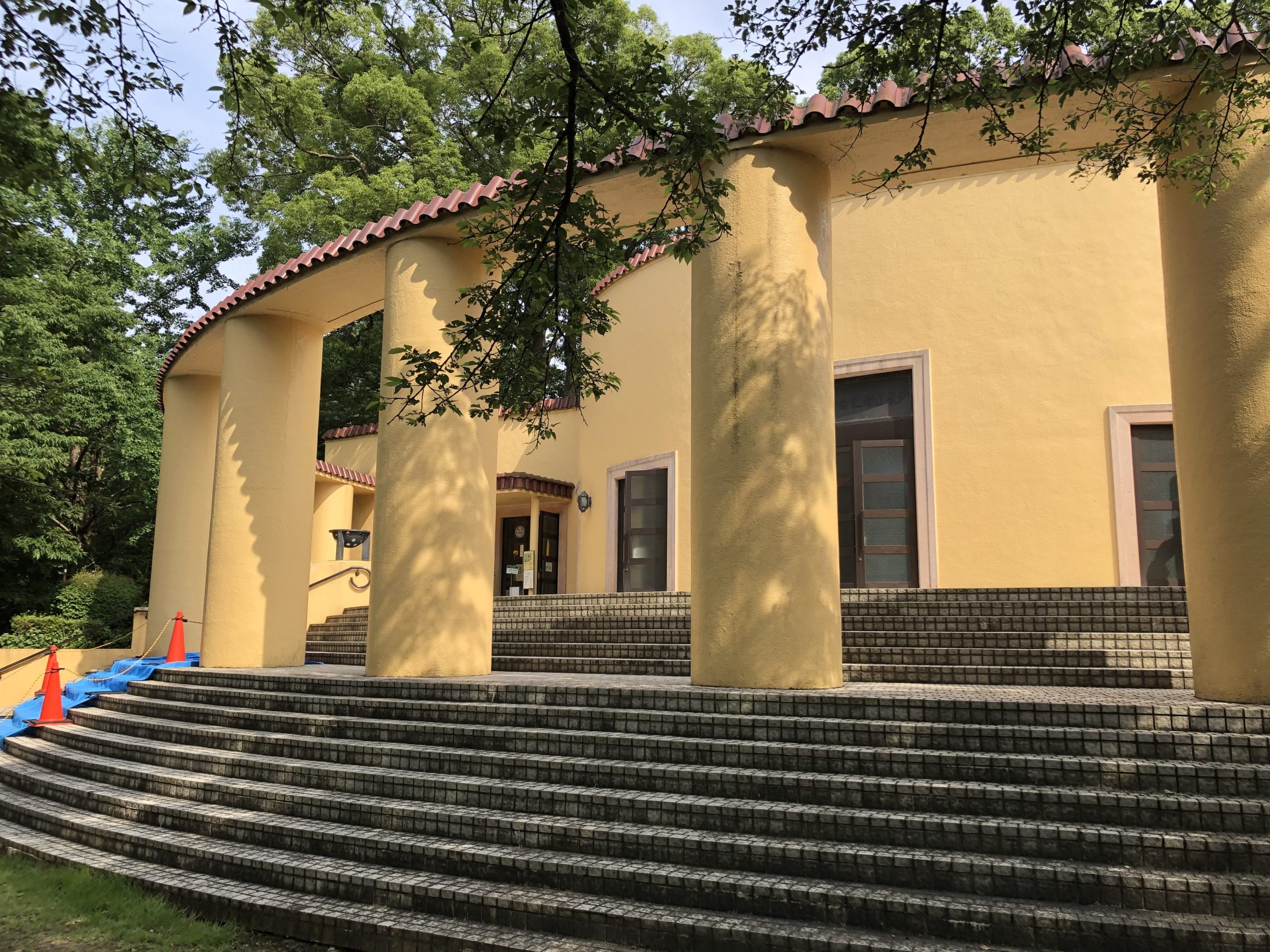 Blick vom SakuragaokaPark über die Stadt Tama Richtung Berge Japan
