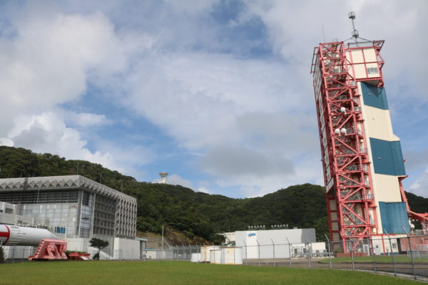 Abschussrampe und Rakete im Space Center Uchinoura