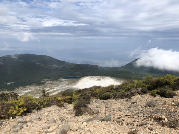 Schwefelberg und Fudōike auf der Ebino-Hochebene 