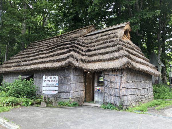 Nachbau eines traditionellen Ainu-Wohnhauses (im Akan Kotan)