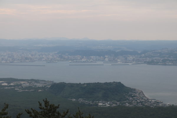 Blick vom Sakurajima auf die Stadt Kagoshima