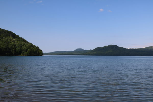 Der Kussharo-See. Links die Wako-Hauptinsel