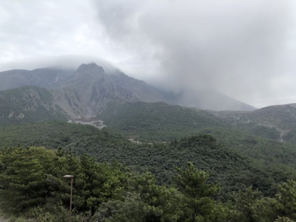 Blick von Yunohira auf den Vulkan Sakurajima - mit Aschewolke in der rechten Bildmitte