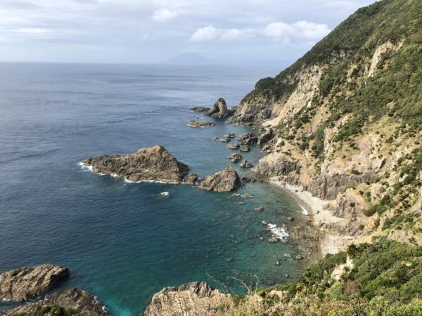 Küste am Kap Sata - im HIntergrund der Vulkan Kaimondake