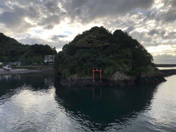 Kleiner Torii am Hafen von Nejime