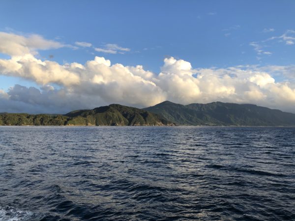 Blick von der Fähre auf die Berge der Westküste der Osumi-Halbinsel