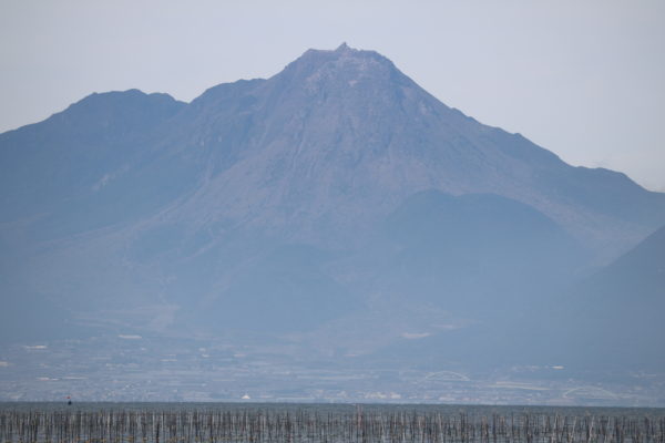 Der hochexplosive Vulkan Unzen-Dake auf der anderen Seite der Meeresenge