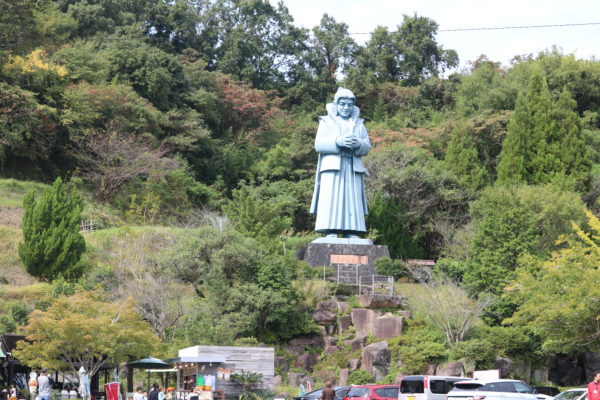 15 Meter hohe Statue von Amakusa Shirō, Anführer eines Aufstandes der Christen (Shimabara-Aufstand) in Amakusa. Shirō wurde nach langer Belagerung seiner Burg gefasst und sein Kopf monatelang in Nagasaki zur Schau gestellt.