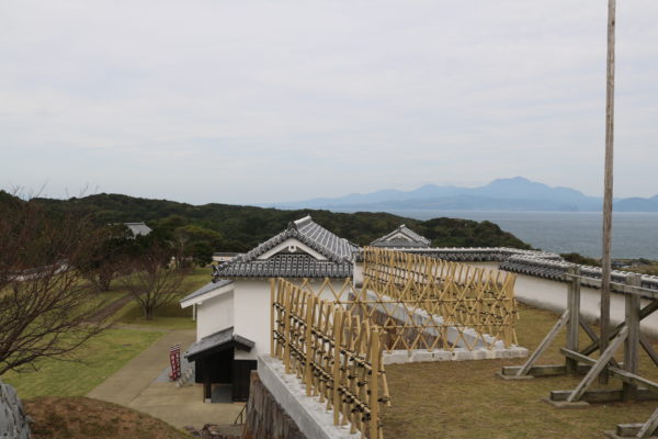 Blick über den Burginnenhof Richtung Nagasaki