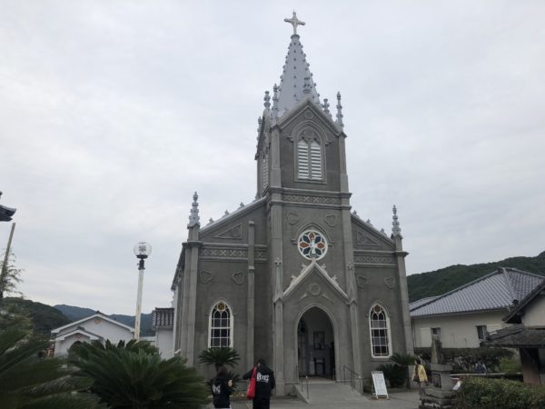 Kirchturm und Eingang der Sakitsu-Kirche