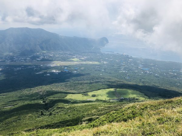 Blick vom Krater Richtung Flughafen und Südostteil der Insel