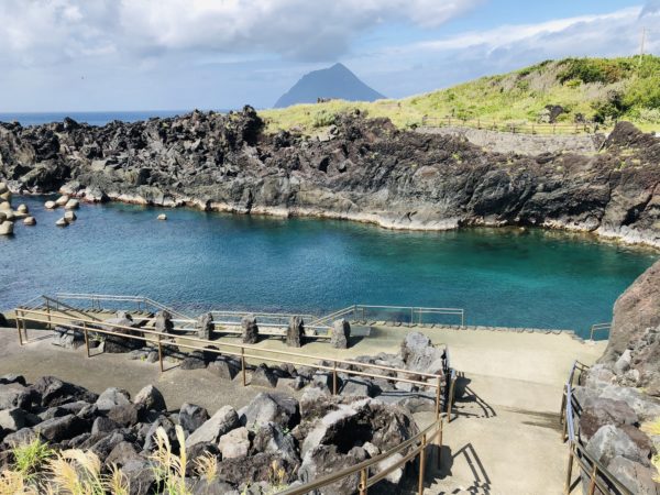 Yaene-Schwimmbad - im Hintergrund sieht man die Schwesterinsel, die Hachijō-Kojima