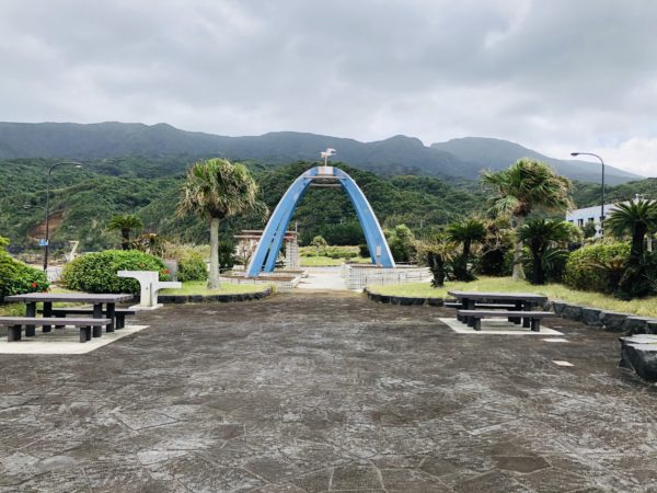 Kleines Denkmal am Hafen Sokodo