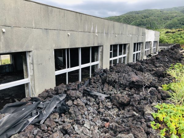 Die Lava erreichte fast das Dach der Schule