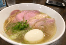 Ramen mit allem bei Shioramen Shinka in Machida