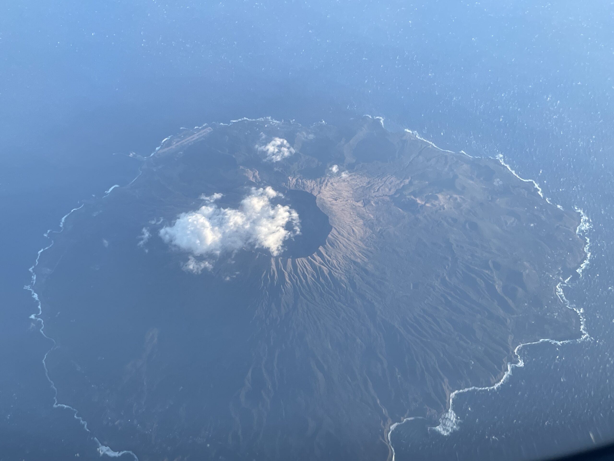 ... und Miyakejima mit dem imposanten Krater in 2022