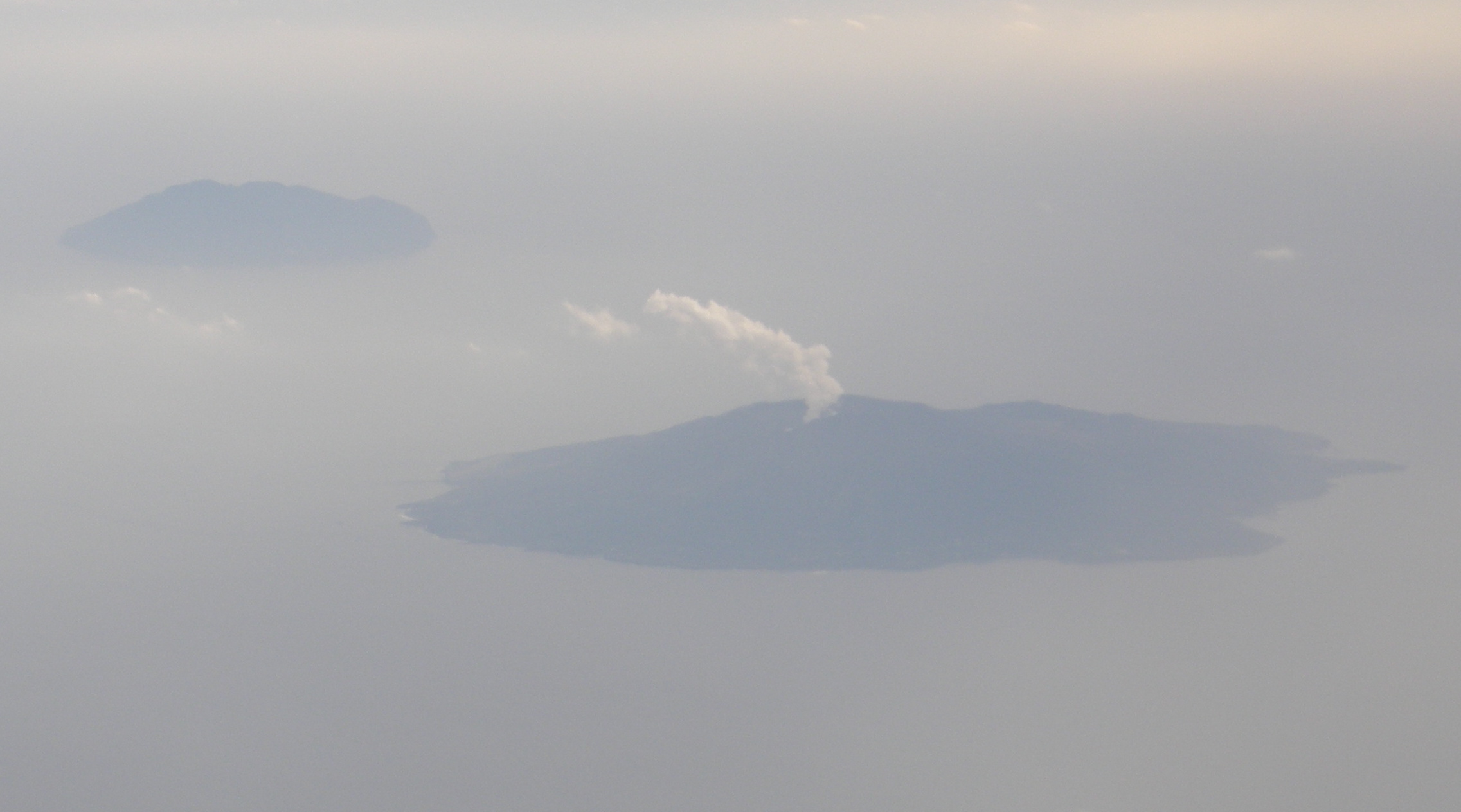 Luftaufnahme von Miyakejima, im Hintergrund Mikurajima
