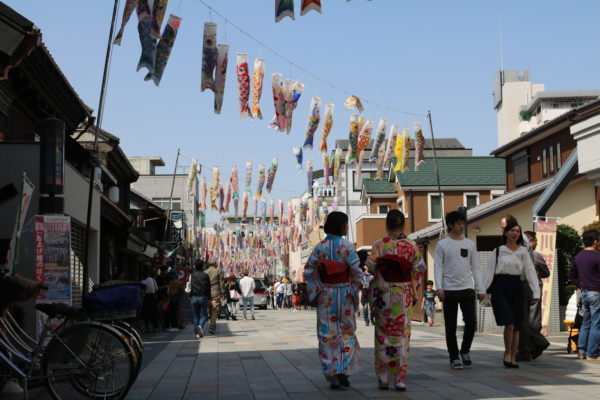 Während der Kirschblüte ist Kawagoe besonders gut besucht. Viele junge Japanerinnen ziehen dazu den Yukata, einen leichten Sommerkimono, an.